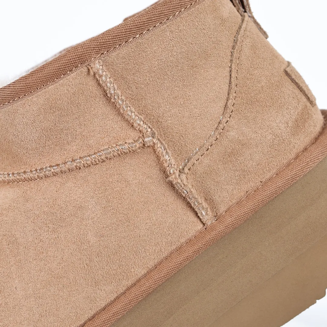 Pick up locally 💰560 Core recommended good price In the new year, uug launched a series of styles, which are partially geared towards the preferences of young consumers and have also moved to the forefront of fashion trends. Shoe body material: water-repellent coated suede upper, 17mm UGGPURE™ implantable wool insole, lightweight non-slip and comfortable rubber outsole, with brand LOGO and trademark, with full packaging Size: 35 36 37 38 39 40